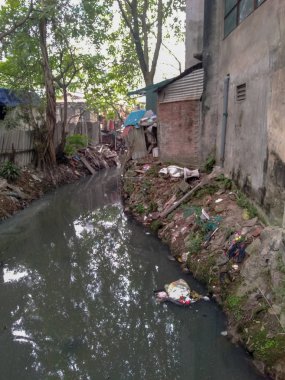 Hanoi, Vietnam 'da kirli nehir boyunca dolaşmak. 