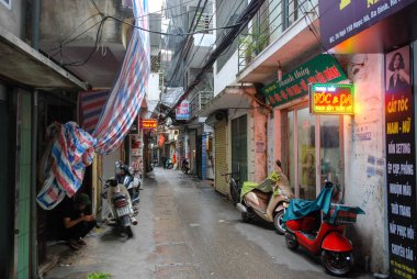 Hanoi, Vietnam 'ın tipik dar ve kirli sokaklarından biri. 