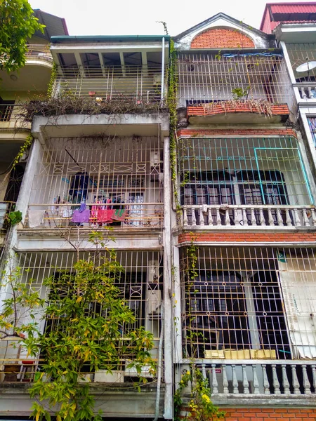 Exterieur Van Huizen Met Balkon Trein Hanoi Straat Vietnam — Stockfoto