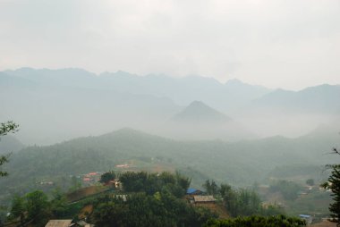 Sapa, Vietnam dağlarında sabah sisi 