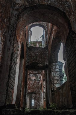 Vietnm, Urbex 'teki yanmış ve terk edilmiş eski Fransız kilisesinin çürük duvarları. 