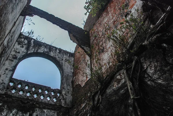 Ruínas Decadência Antiga Igreja Francesa Queimada Abandonada Vietnã Urbex — Fotografia de Stock