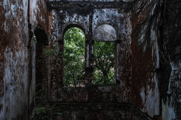 Romló Falak Égett Elhagyott Régi Francia Templom Vietnamban Urbex — Stock Fotó
