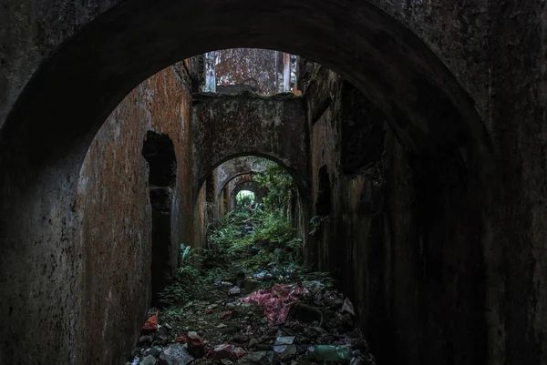 越南被烧毁和遗弃的法国旧教堂的内部 Urbex — 图库照片