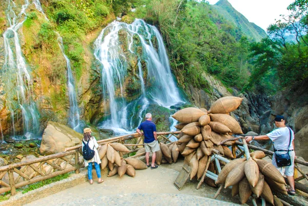 ベトナムのサパによって猫モン族の村のティエンサの滝 — ストック写真