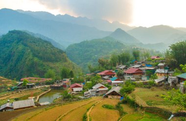 Sapa yakınlarındaki Cat Hmong köyünün panoramik manzarası dağlarla ve pirinç teraslarıyla çevrili, Vietnam