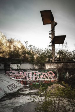 Barrandov Teraslarında yüksek atlama tahtaları olan terk edilmiş çürük yüzme havuzu, Prag urbex