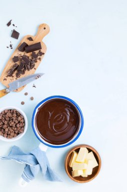 Hamur hazırlama tarifi için farklı tipte çikolatalı çikolata çikolata çikolatası çikolata ganache, kek, kek, kek, kapkek karışımı, hafif arka planda yatıyordu. Metin uzayı.