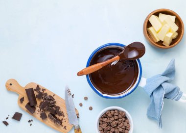 Hamur hazırlama tarifi için farklı tipte çikolatalı çikolata çikolata çikolatası çikolata ganache, kek, kek, kek, kapkek karışımı, hafif arka planda yatıyordu. Metin uzayı.