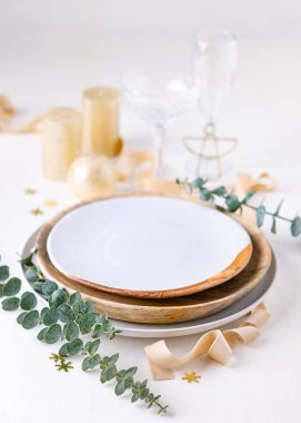 Süslü Noel sofrası, hafif arka plan. Noel ve yeni yıl tatili konsepti. Boşluğu kopyala.