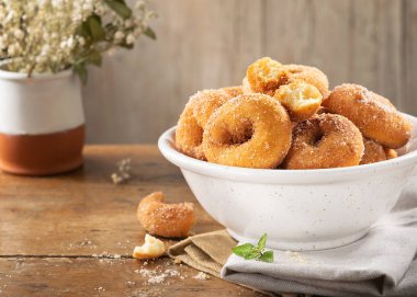 Ev yapımı rosquillas yığınına yakın, geleneksel ev yapımı anason çörekleri, Paskalya 'da yenir, kırsal bir ahşap masa üzerinde, kopyalama alanı..