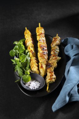 Izgara tavuk ve domuz etli şiş, baharatlı kebap, koyu arka planda otlar, fotokopi alanı. Keto Paleo. Pegan Diyeti.