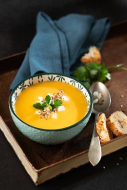 Tohumlu kabak çorbası ve arka planda fotokopi alanı olan feta. Sağlıklı Diyet kavramı.