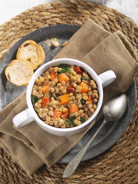 Geleneksel mercimek sucuğu, beyaz fincanda sebze güveci, İspanyol mutfağı. Yavaş yemek konsepti. Üst görünüm.