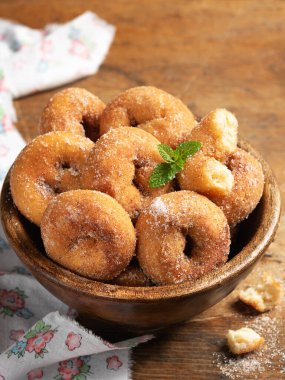Ev yapımı rosquillas, İspanya 'dan geleneksel anason çörekleri, Paskalya' da tipik olarak kırsal ahşap bir masada yenir, yazı için yer vardır. Durgun hayat.
