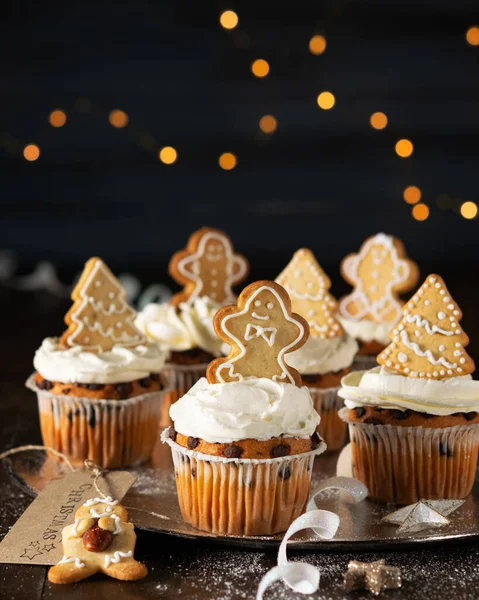 Cupcakes Con Galletas Jengibre Luces Navidad Sobre Fondo Oscuro Con — Foto de Stock