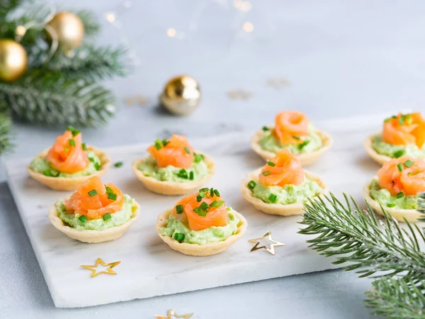 Férias Aperitivo Canapés Com Queijo Creme Abacate Salmão Fundo Leve — Fotografia de Stock