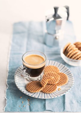 Hollanda stroopwafel 'i, karamel waffle' ı ve arka planda fotokopi alanı olan kahve. Klasik stil.
