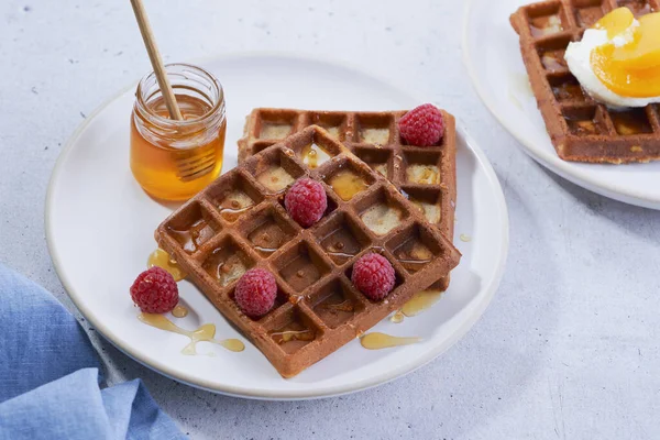 Hausgemachte Waffeln Mit Honig Himbeeren Pfirsichen Sirup Teller Auf Grauer — Stockfoto