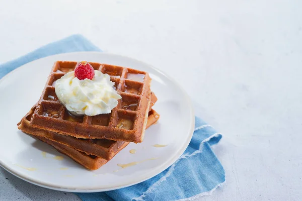 Hausgemachte Waffeln Mit Honig Himbeere Teller Auf Grauer Oberfläche Gesundes — Stockfoto