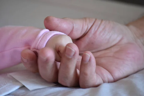 Mani Nonno Con Sua Nipote — Foto Stock