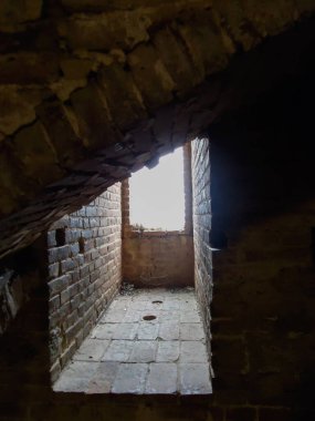 Siena, İtalya 'nın eski kulesinin pencereleri