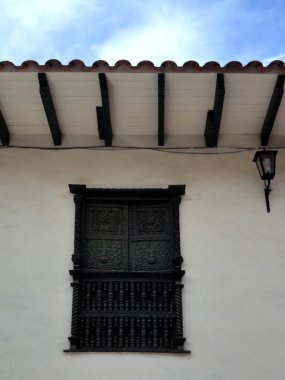 Cuzco 'daki bir binanın ön cephesinde eski ahşap pencereler