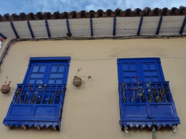 Cuzco, Peru 'da eski bir cephenin mavi pencereleri