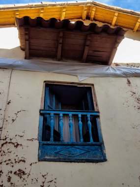 Cuzco, Peru 'da eski bir cephenin mavi pencereleri