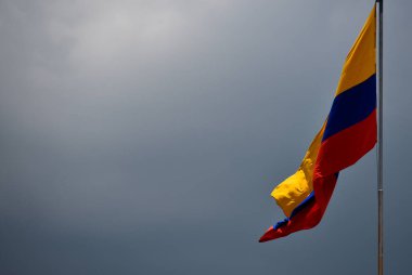 Gökyüzünde parlayan Ekvador bayrağı