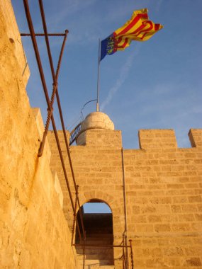 Torres de Serranos 'tan peyzaj, Valencia, İspanya. İspanyol bayrağı