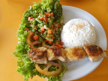 Yemek fotoğrafçılığı. Akşam yemeği hazır. Tavuklu pilav ve salata.