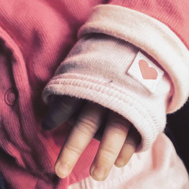 Küçük bir kızın eli