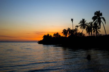 Cumana, Sucre State, Venezuela 'da bir plajda gün batımı