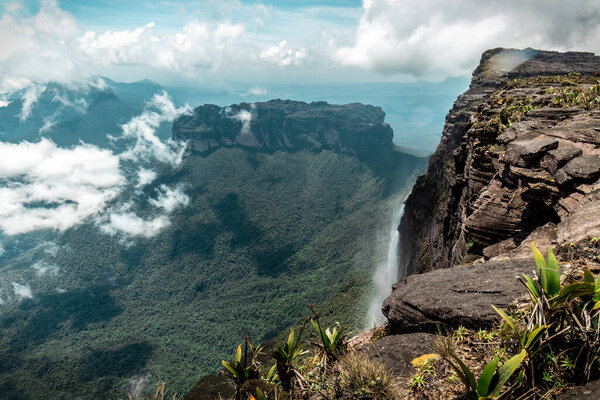 Вид сбоку на водопад, идущий от тепеи Рори, в экстриме, расположенном в Бразилии
