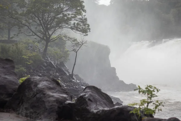 Piedras Rociadas Con Humedad Una Cascada — Foto de Stock