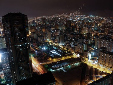 Venezuela, Caracas 'taki Central Park kulelerinden birinin gece görüşü.