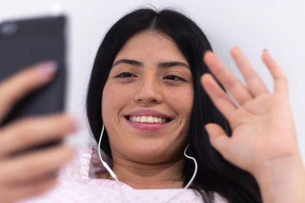 Жінка Використовує Свій Мобільний Телефон Щоб Зробити Відеодзвінок Вдома Через Стокове Зображення