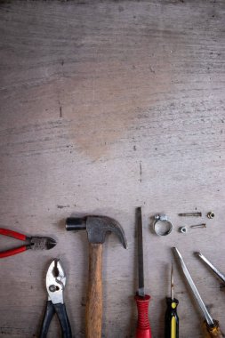 Ahşap bir yüzey üzerinde çeşitli araçlar grubu poz.