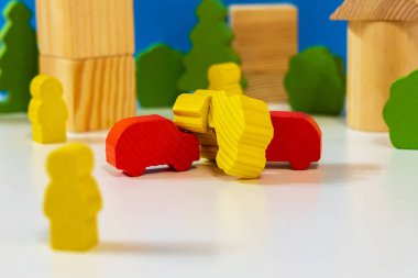 Sigorta ya da bilgi konsepti. Şehir trafik kazası. Sokakta arabaları olan ahşap insanlar. Minyatür insanlar. Ahşap pazarlama kavramı.