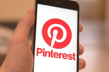 Miami / ABD - 19 Şubat 2020: Ekranda sosyal medya logosu olan siyah telefon. Sosyal medya ikonu. Telefonla el ele. Pazarlama veya iş konsepti için illüstrasyon olarak kullanılabilir