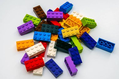 Tallinn / Estonya - 9 Nisan 2020: En popüler Lego blokları - The Lego Group şirketinin plastik inşaat oyuncağı