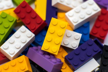Tallinn / Estonya - 9 Nisan 2020: En popüler Lego blokları - The Lego Group şirketinin plastik inşaat oyuncağı