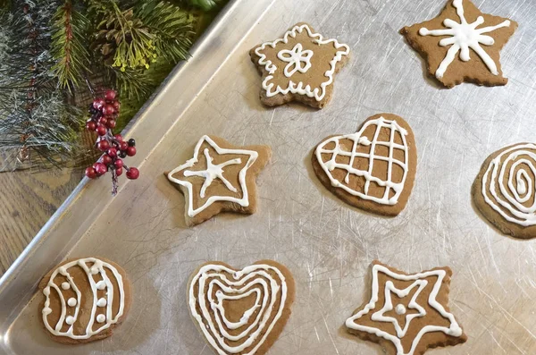 Gingerbread Christmas Cookies Baking Pan Decorative Greenery — Stok Foto
