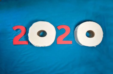 Yıl 2020 Tuvalet kağıdı rulolarıyla