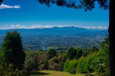 Dağlı ve şehirli panoramik manzara