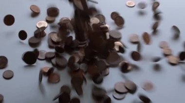Beyaz bir yüzeye Düşen Bozukluklar (120fps)