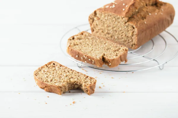 Homemade baked spelled bread on a wooden background. — Stock Photo, Image