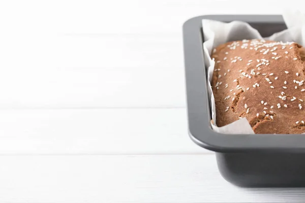 Pane di farro fatto in casa su uno sfondo di legno . — Foto Stock