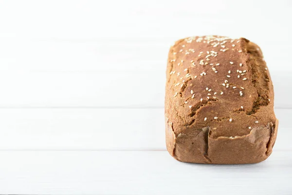 Pane di farro fatto in casa su uno sfondo di legno . — Foto Stock